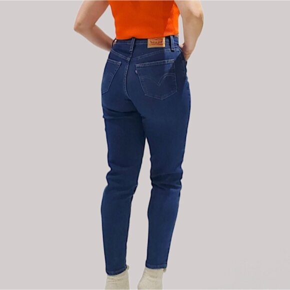 LEVI STRAUSS High Waisted Mom Jean in "Winter Cloud" Dark Wash- Urban Outfitters - Picture 6 of 16